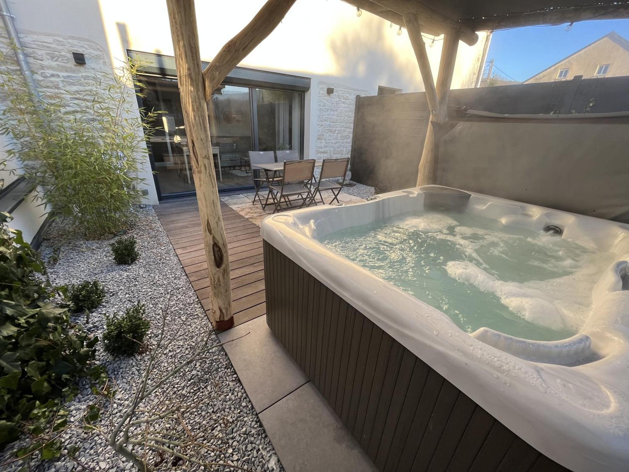 Sejour Detente - Appart'Hotel N 1 Avec Jaccuzi, Piscine Et Petit-Dejeuner Chouzelot Exterior photo