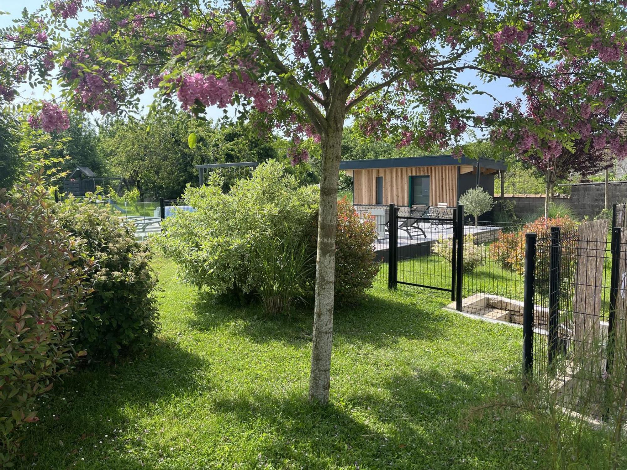 Sejour Detente - Appart'Hotel N 1 Avec Jaccuzi, Piscine Et Petit-Dejeuner Chouzelot Exterior photo